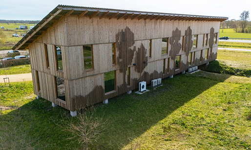 https://www.brinkclimatesystems.nl/storage/Cases/Oosterwolde Brink en ATAG/Kantoorpand-HJ-Advies.png